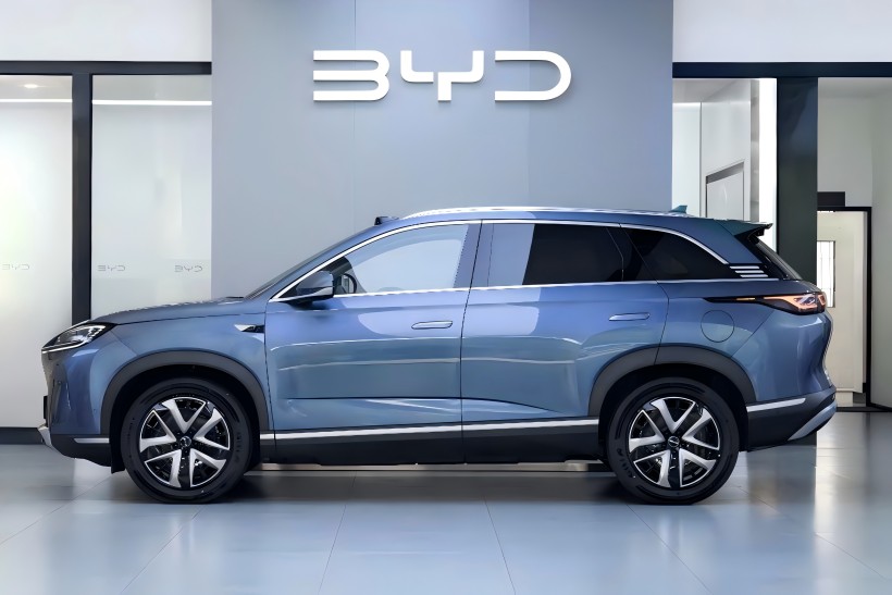 Интелигентната верзија за возење BYD Seal 07 DM-I, со проценета почетна цена од 250.000 јуани и се очекува да го достигне пазарот наскоро, пристигна на дилерите.