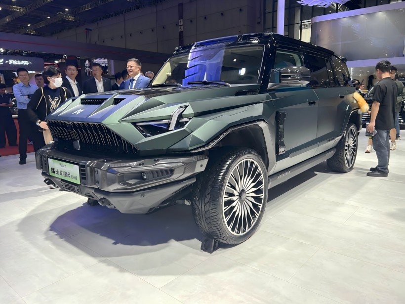 2025 Shanghai Auto Show: The Mengshi 917 Jiaolong Battle Armor Long - Edition за меѓуоскино растојание има цена од 1,098 милиони јуани и е ограничен на 199 единици.